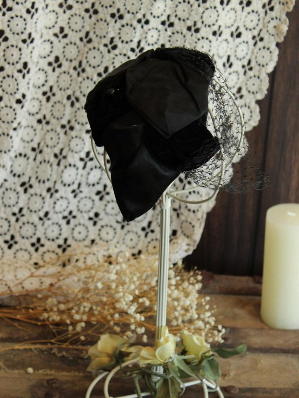 Vintage 1950s Hat, Black Satin and Velvet Curvette Fascinator With Birdcage Veil - Picture 5 of 14